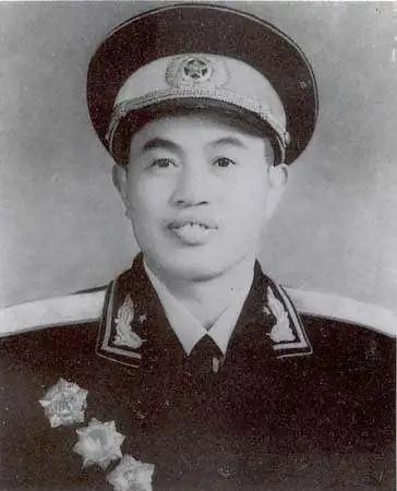 1955年全国授衔时，福州军区副司令员皮定均被初评为少将。名单送到毛主席面前时，