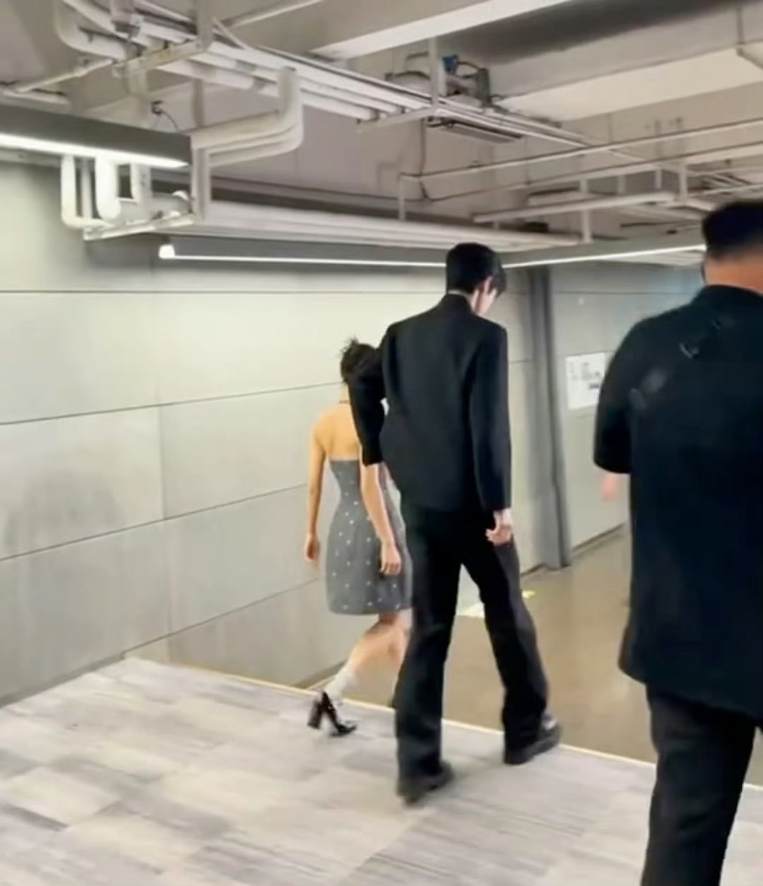 仅用0秒猜出张凌赫无需看清正脸，单凭挺拔身形、优越肩颈线条和独特清冷气质，就能一