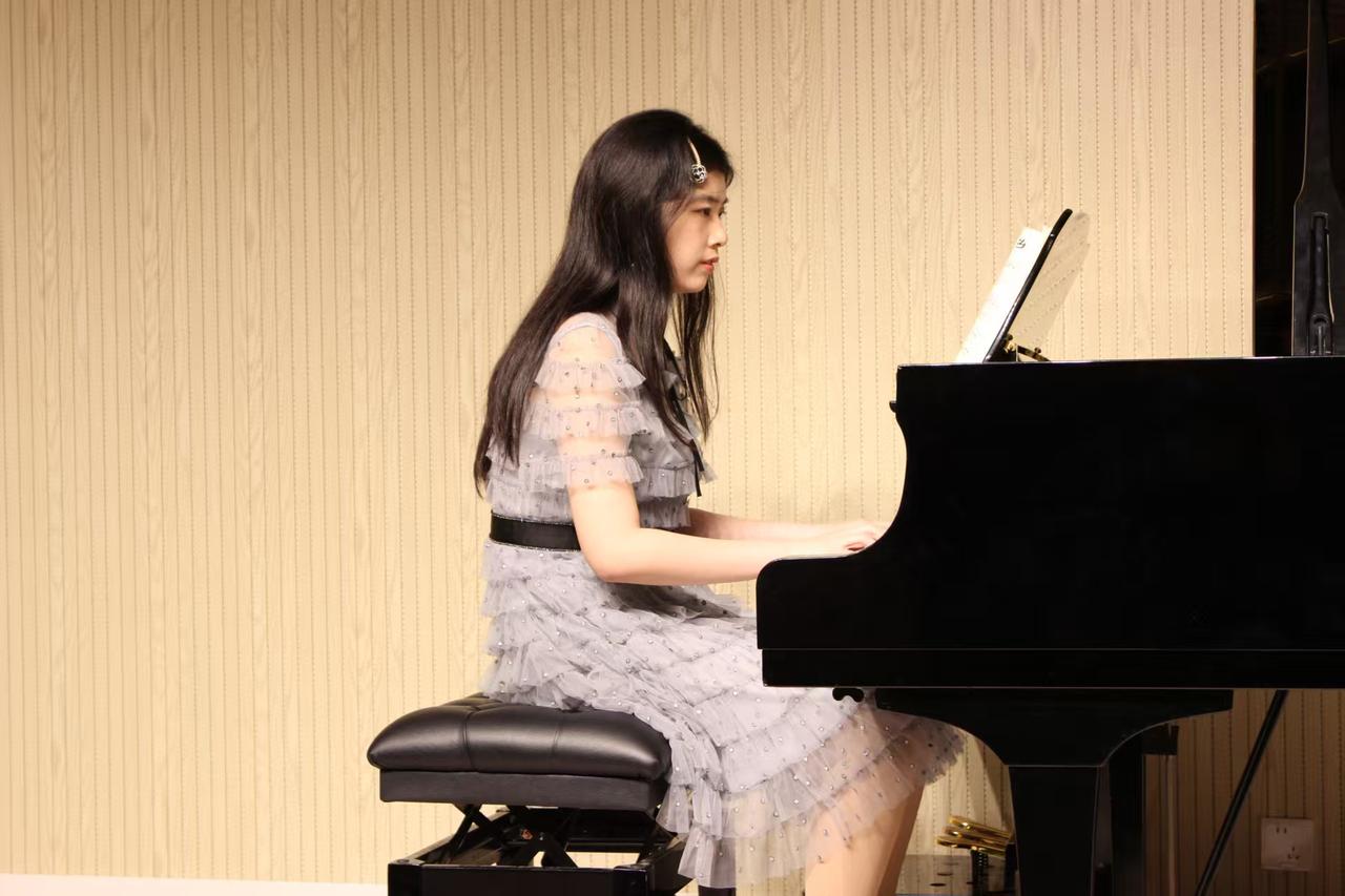 永远爱你宝贝，大闺女你是父母心中最靓丽的女孩，才华横溢永远伴随你，越来越好！穿搭