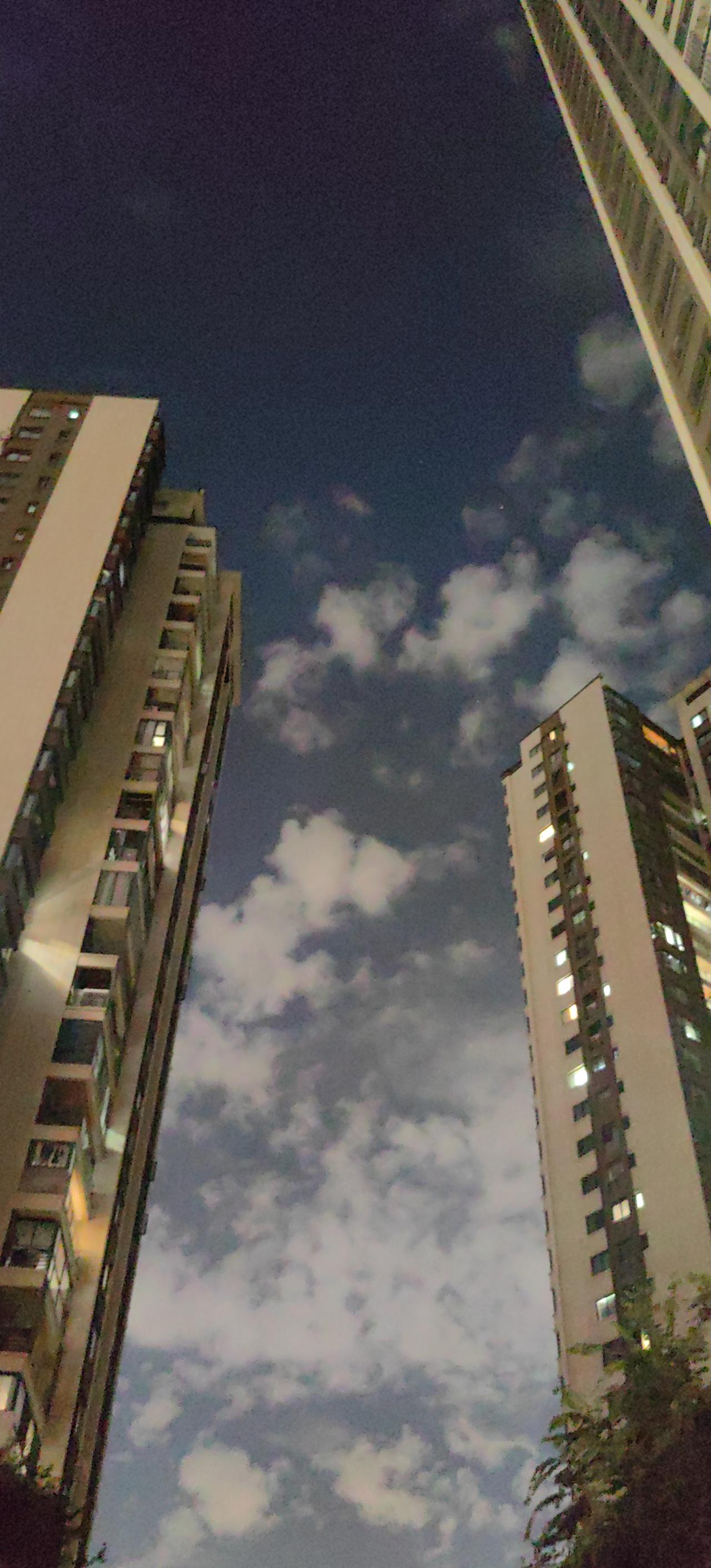 昨晚重庆的天空，夜里也是明亮的，好有特点（果然很热[笑哭]）