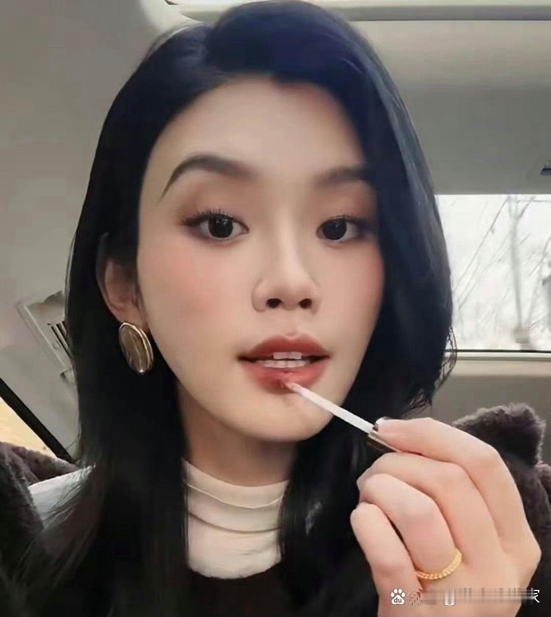 奚梦瑶一大早就打扮得漂漂亮亮的，带着儿子何广燊坐专车去上学，心情特别好 