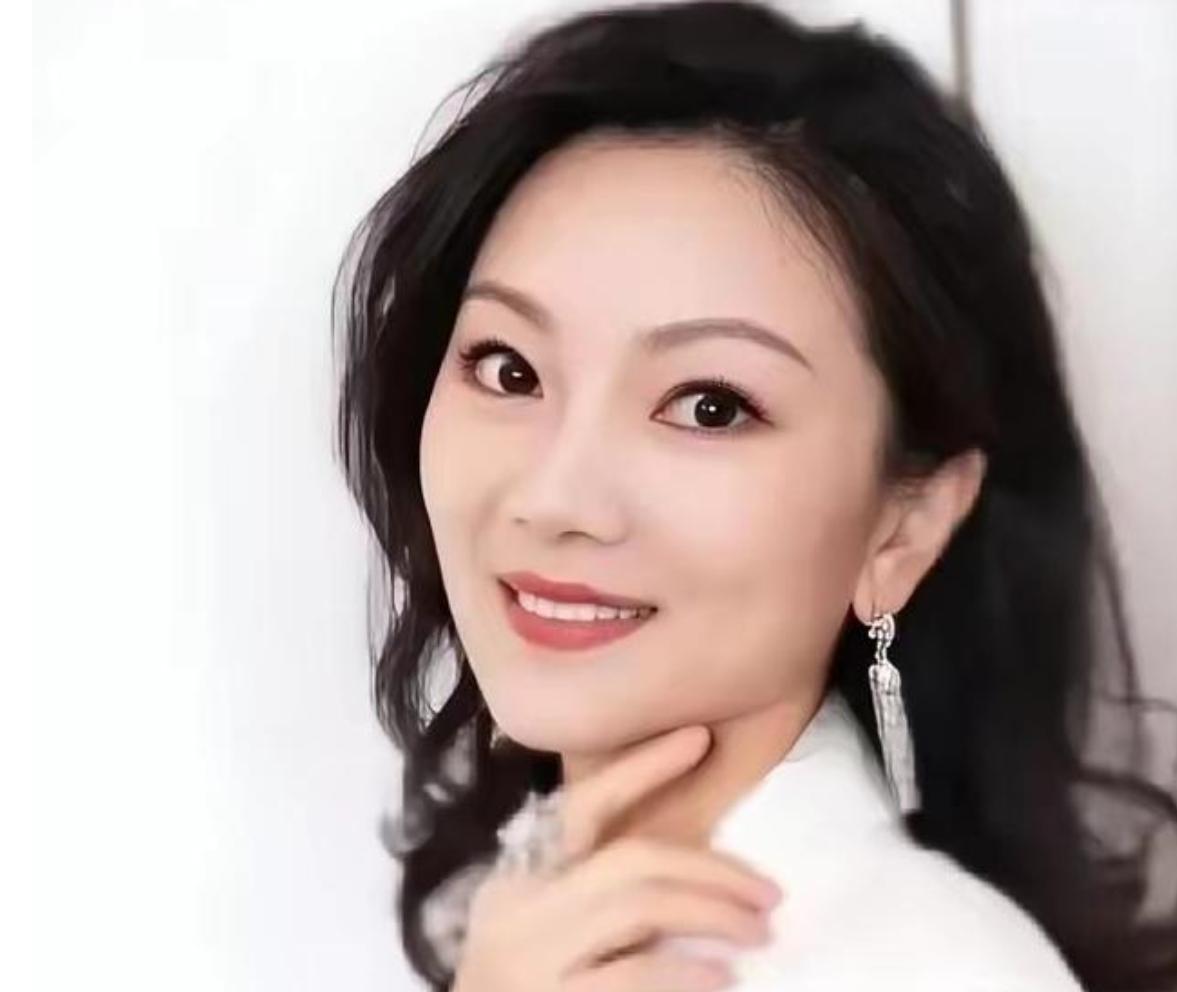 1999年，18岁的陈婷正在上课时，突然感觉一阵恶心 她知道是怀孕了
娱乐