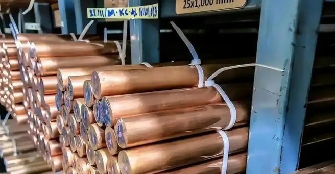 中国收紧白银出口，

美国囤铜遇挫，

一场科技资源暗战悄然开启。

这事儿真挺