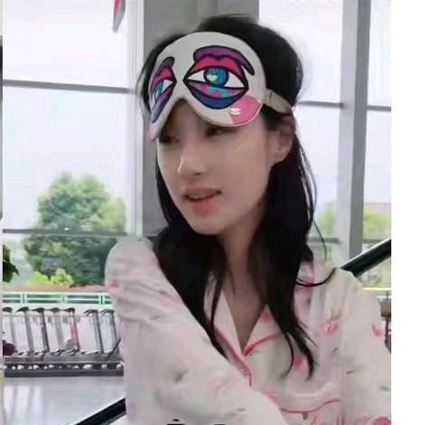 短剧女王王小亿被喷上热搜
不是什么大事
但是也有点让人不适
王小亿在机场过安检的
