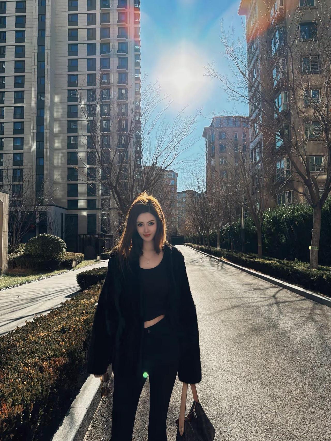 大高个子门前站 不会干活也好看172cm小姐姐