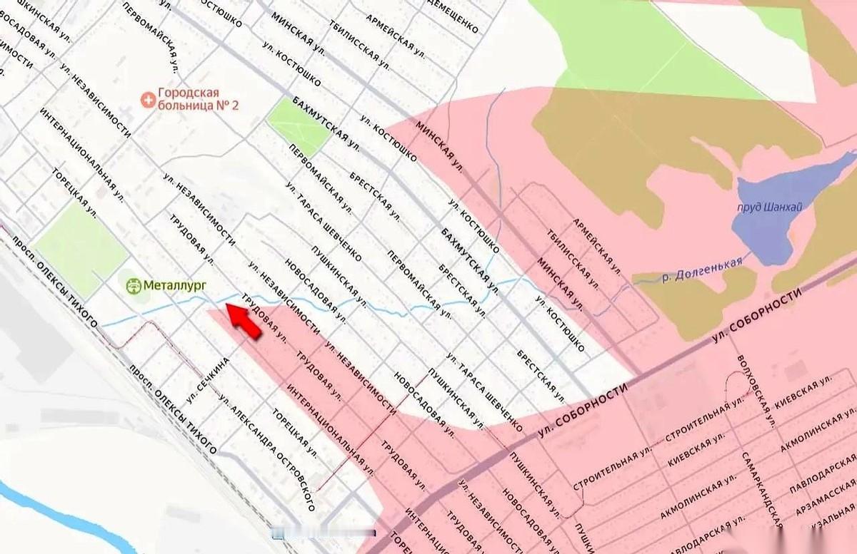 据说，那条河已经冻得梆硬，人可以直接跑过去。
听着像条生路，对吧？
可这恰恰是这