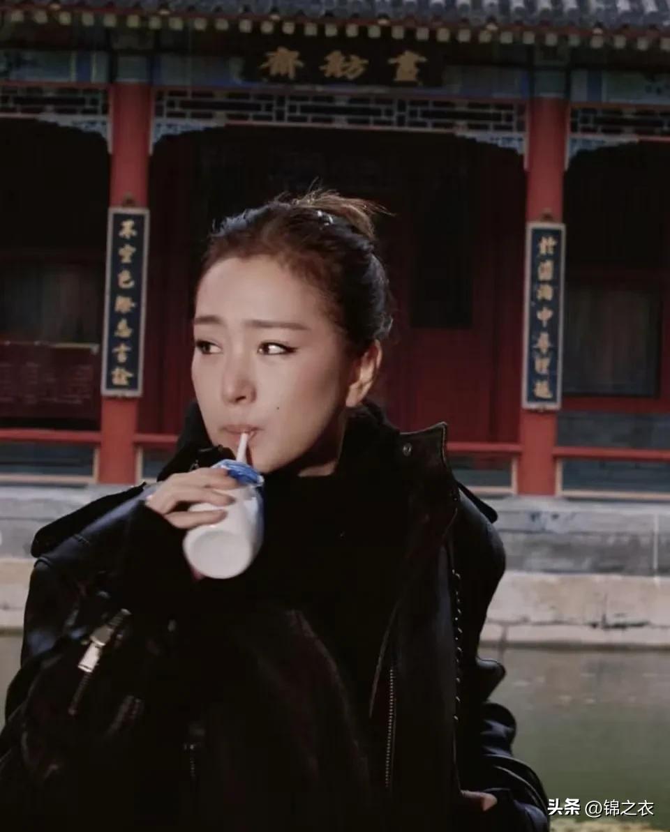 巩俐好有自己的风格，一直都是大光明发型，妆容重点放在眼睛上，且只用黑色系（超有气