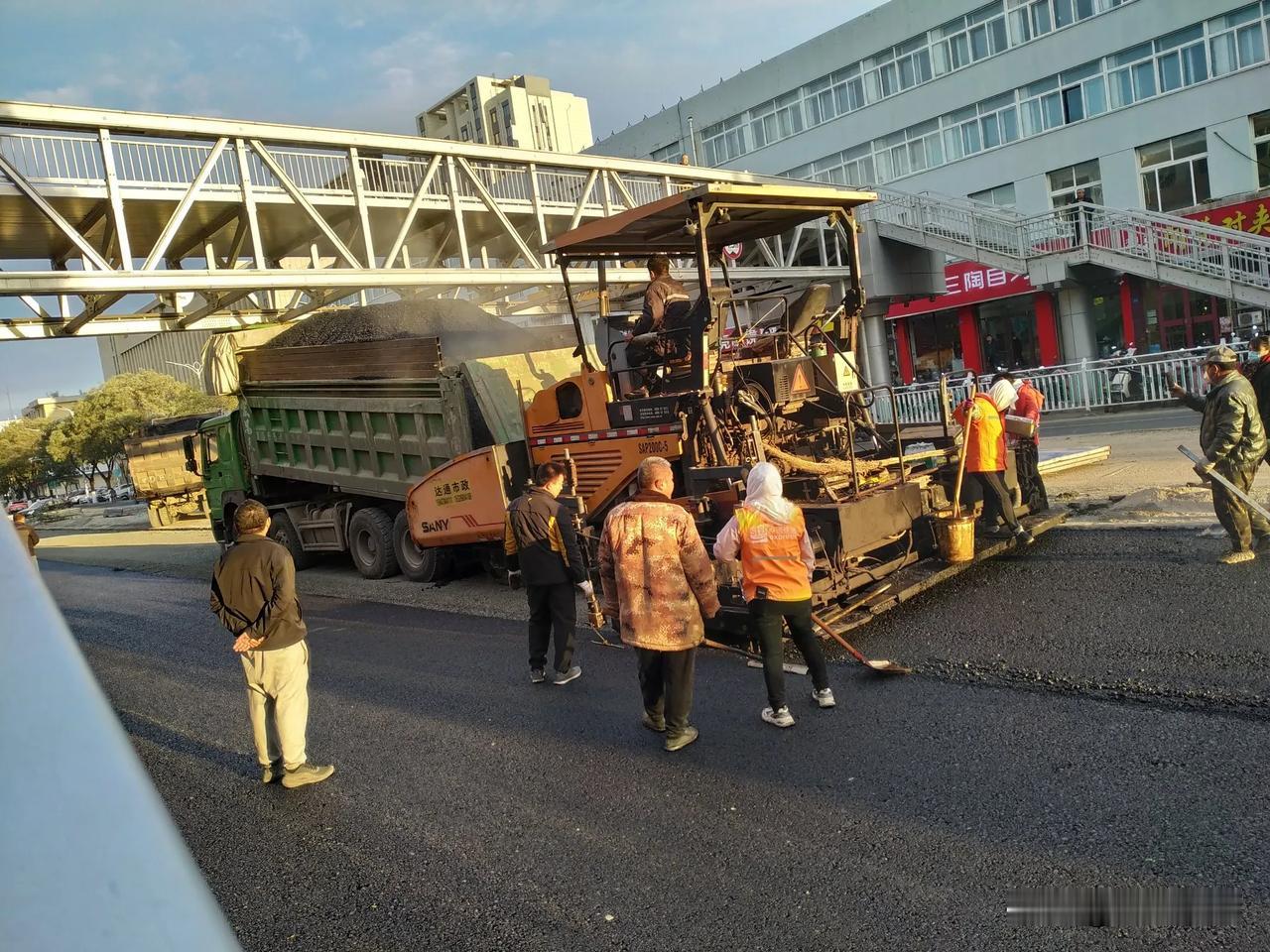 位于赤峰哈达街四中段的道路正在紧张的铺路施工中，估计很快就会通车了。

哈达街东