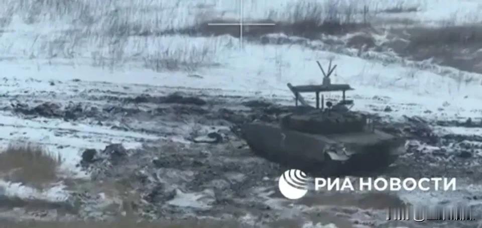 又一款反无人机设备列装装甲部队。俄媒发布一段视频，在顿涅茨克佩尔沃迈斯基的活动的