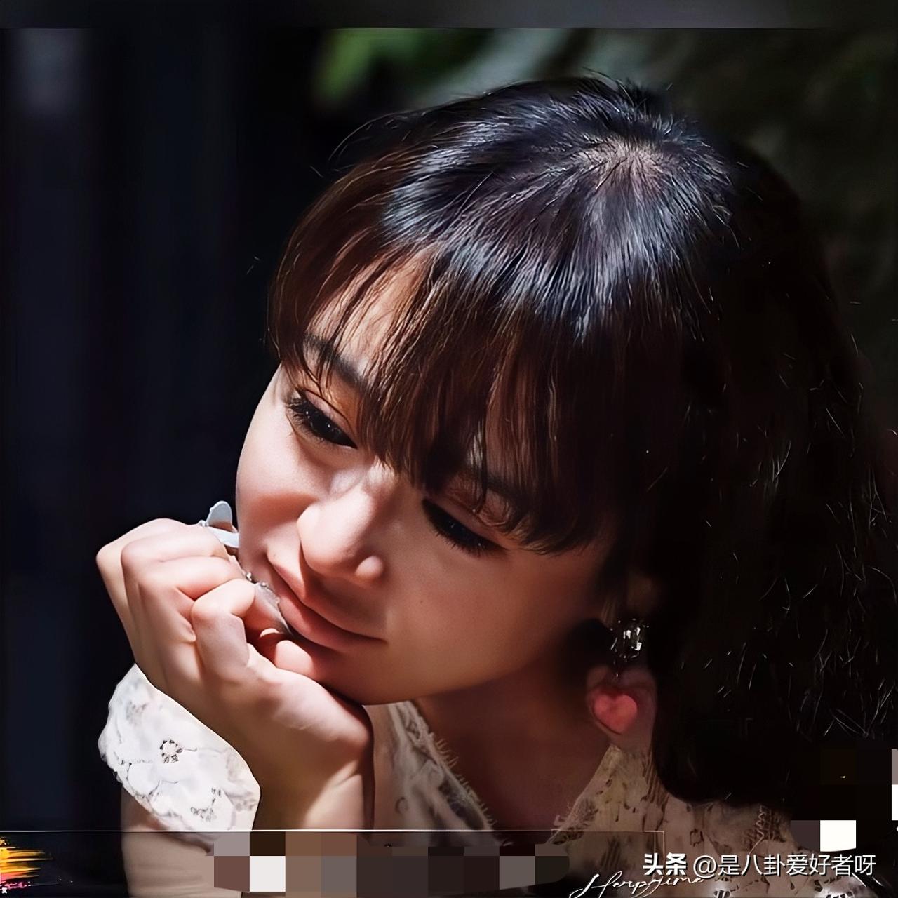 我妈就是离婚后带着我单独过，
在看到“冉莹颖跟亲爸不联系”
我妈气的直摇头，直接