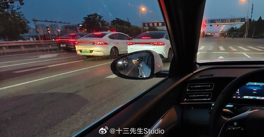 一个路口，停了一排秦，两台秦plus，两台秦L[笑cry][笑cry]​​​