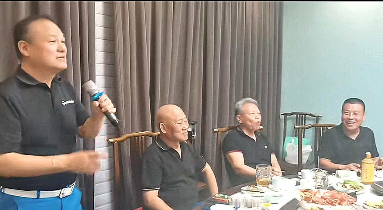 手持麦克风，正在唱《迟到》的男人，是生于1963年的张行。不过，嗓音大不如以前了