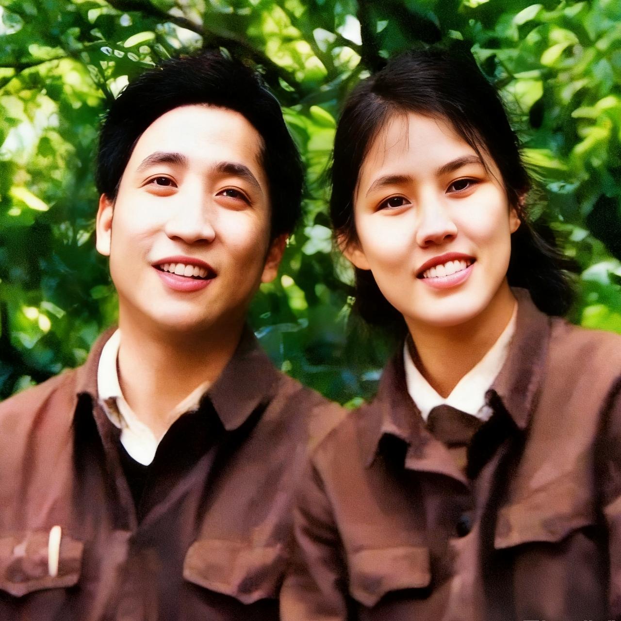 70年代，姜昆和妻子李静民，一张罕见的合影，当时的他们才结婚，脸上透露出新婚的喜