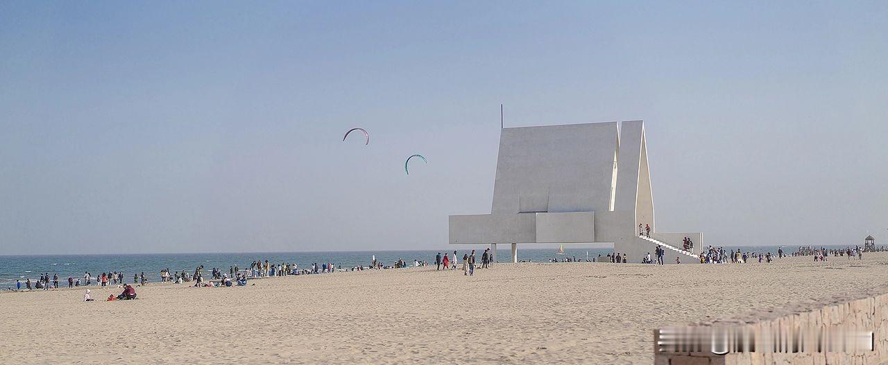 这两个城市完全是两种“体质”：扬州是长三角的“精致小确幸”，秦皇岛是北方海滨的“