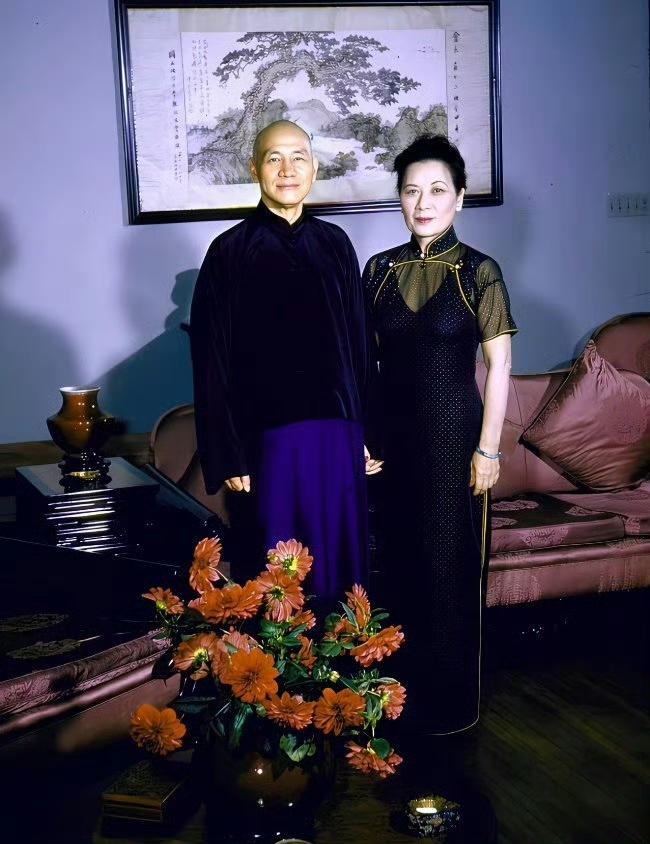 老蒋夫妇晚年的一张合影。