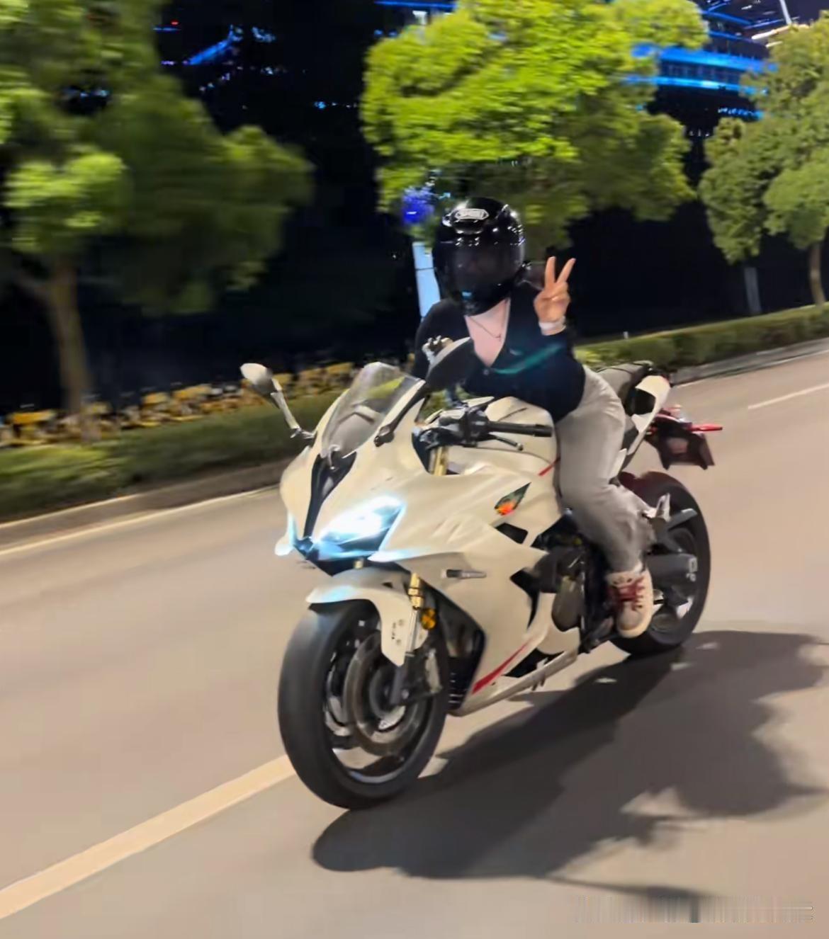 20岁机车网红遗憾离世！
新车仅提2天
穿搭陋习成致命漏洞
 
青春定格在追风路