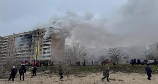 仗没法打了，俄军在扎波罗热兜头洒下数千公斤弹药，连炸85栋建筑。


8月2日晚