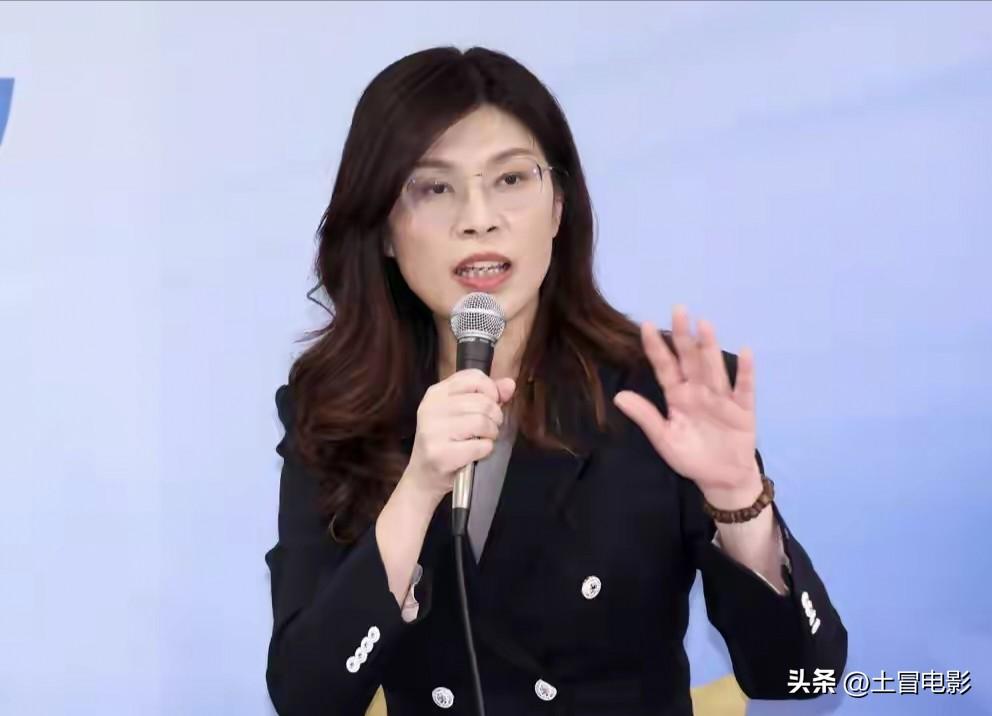 国民党主席郑丽文明确表态，执政后将全面修改“去中国化”课纲。
 
这个表态直接戳