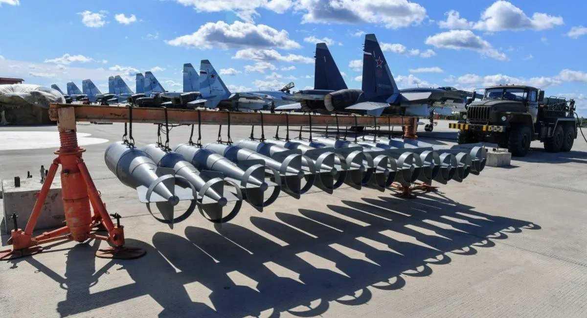 【乌克兰岌岌可危】俄军震撼发布“战场巨无霸”：FAB-3000航空炸弹即将实战部