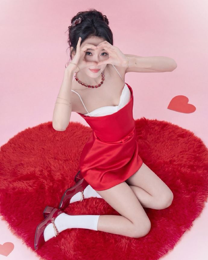 孙怡的红裙造型甜度满分孙怡在逃真人芭比 孙怡这套初见面造型也太会拿捏了吧！树莓红