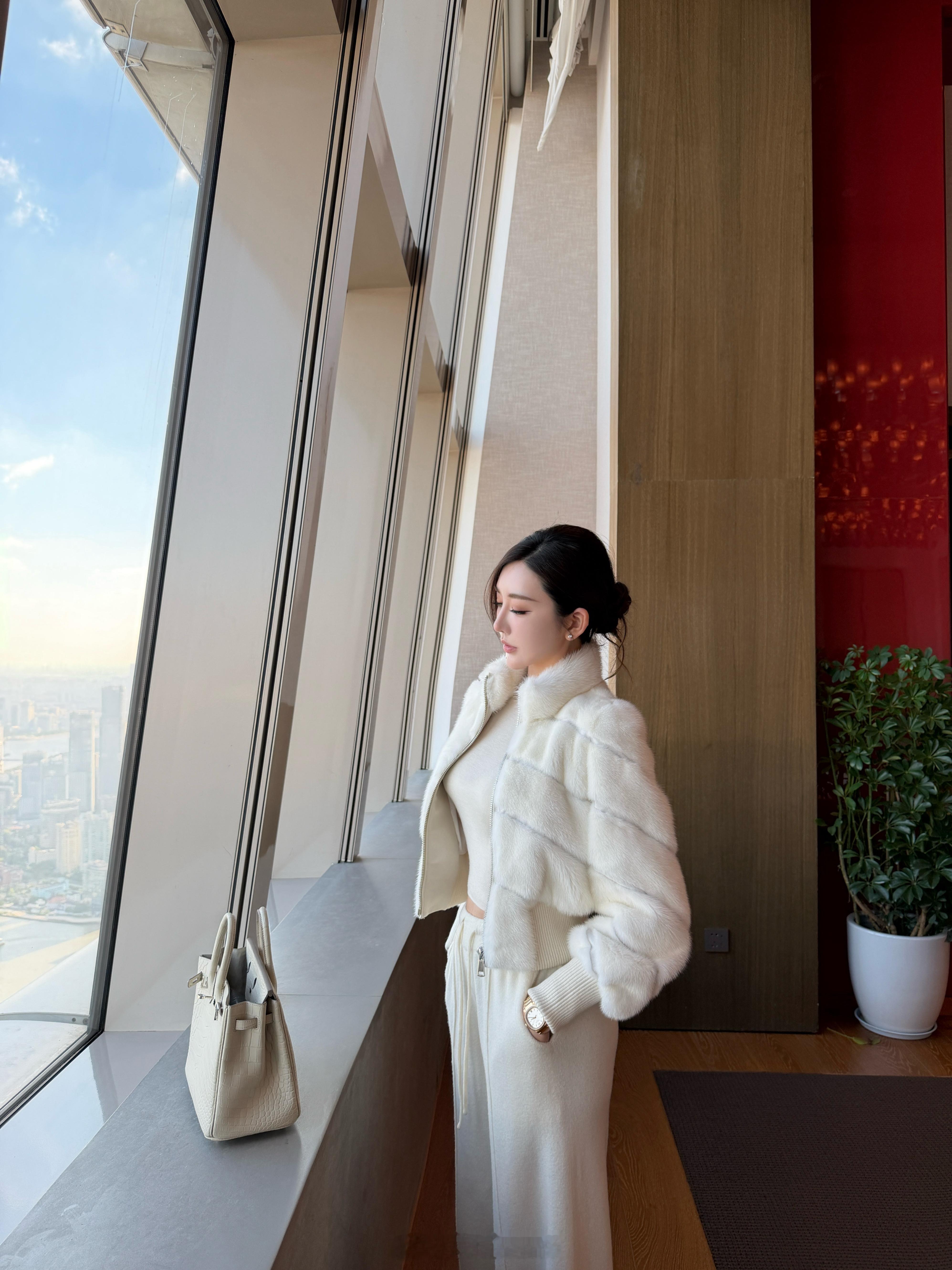 今天17:00 不见不散呀 🧚‍♀️ fendi 水貂外套 … 自留私服 ​​