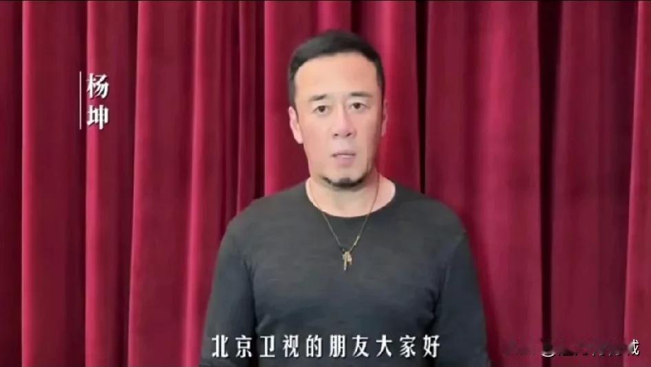 杨坤明晚（12月31日）将在北京卫视跨年之夜隆重登场，好久不见了，不知道他会带给