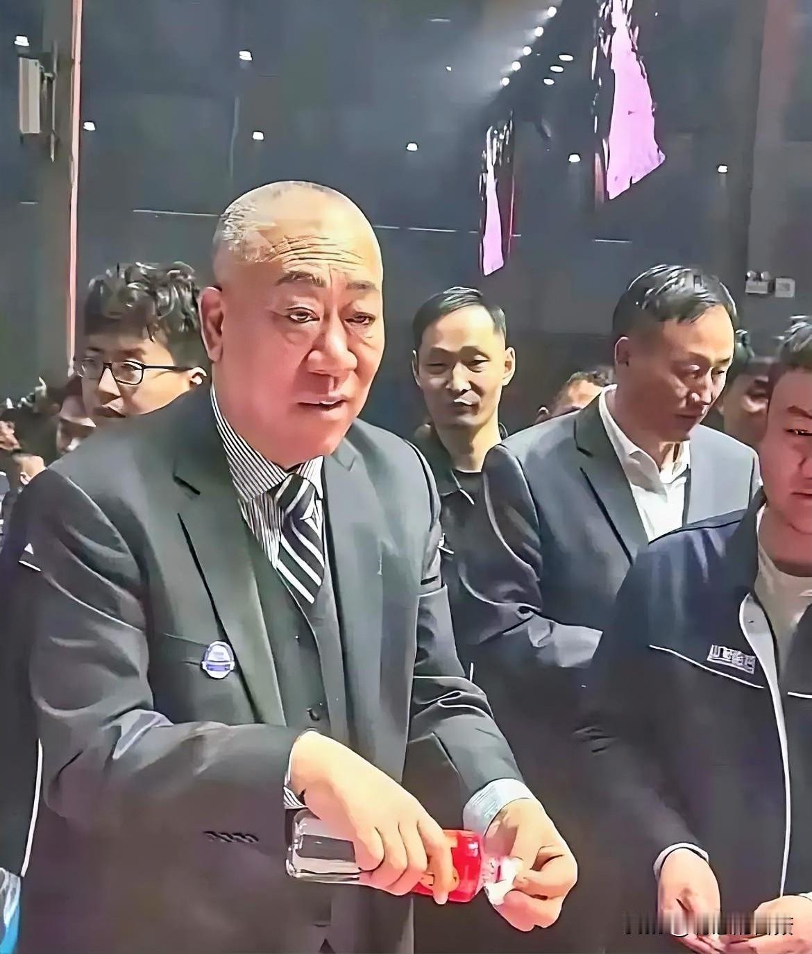  
 
河南矿山崔培军，给所有老板上了一课：
赢人心，才是生意最高级的玩法。
 