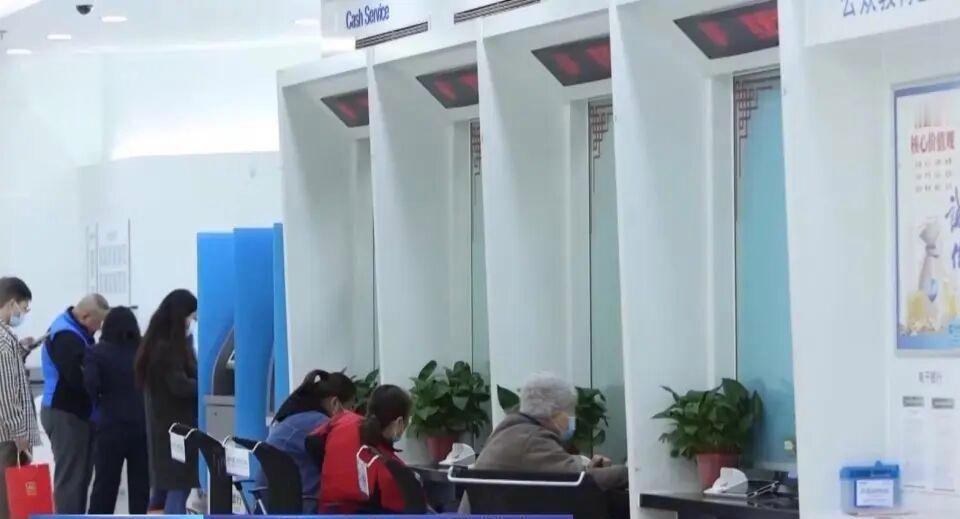 取自己账户里的4万块钱，竟被银行报警处理！知名律师的较真，揭开金融服务背后的权利