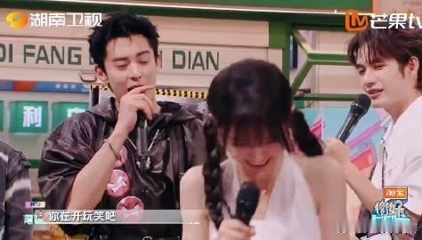 王鹤棣田曦薇小学生吵架既视感  《你好星期六》中王鹤棣、田曦薇的英语互动太可爱。