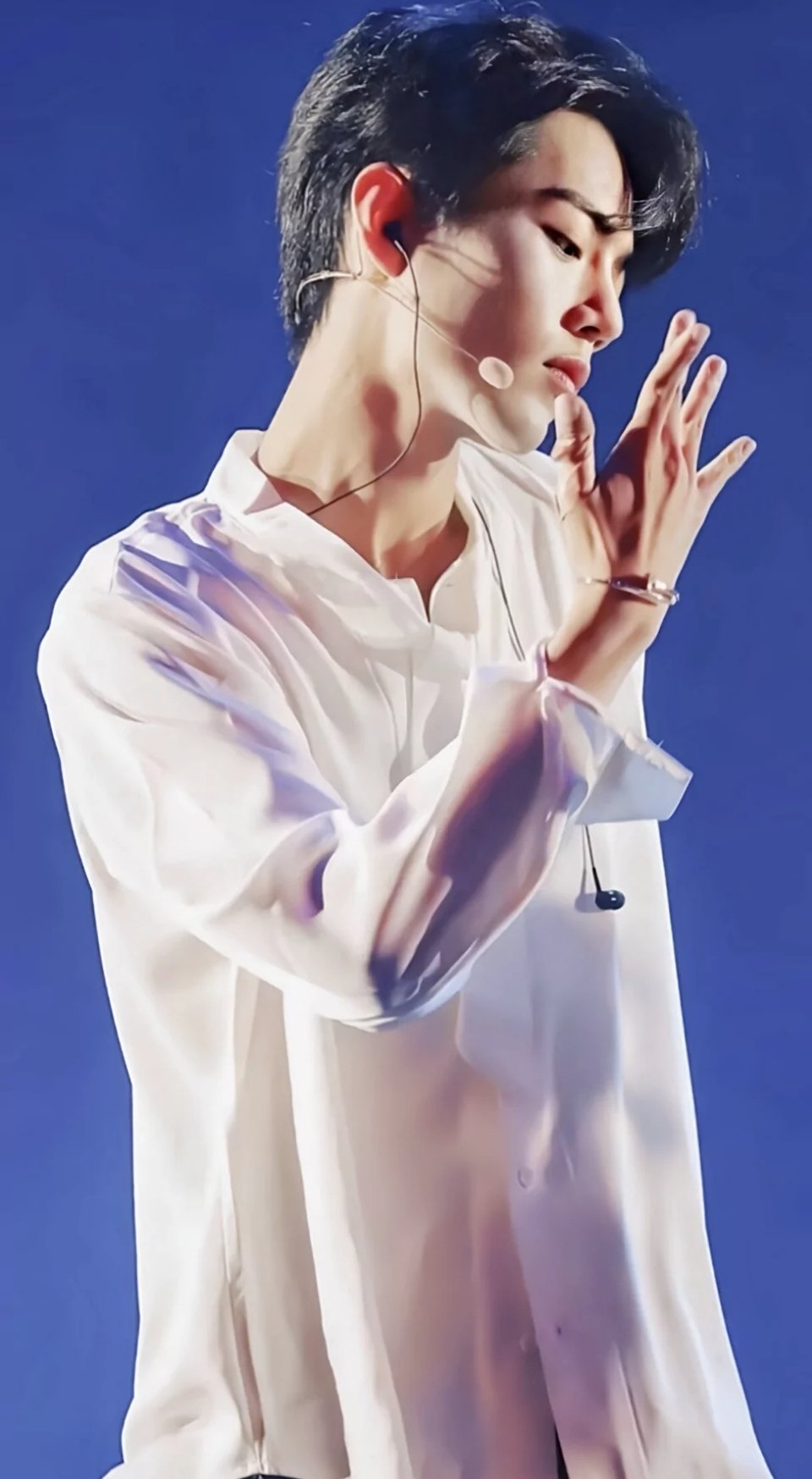 肖战日常见肖战肖战电影射雕英雄传侠之大者 “是晴日里的太阳亦是暗夜里的月光”𝐈