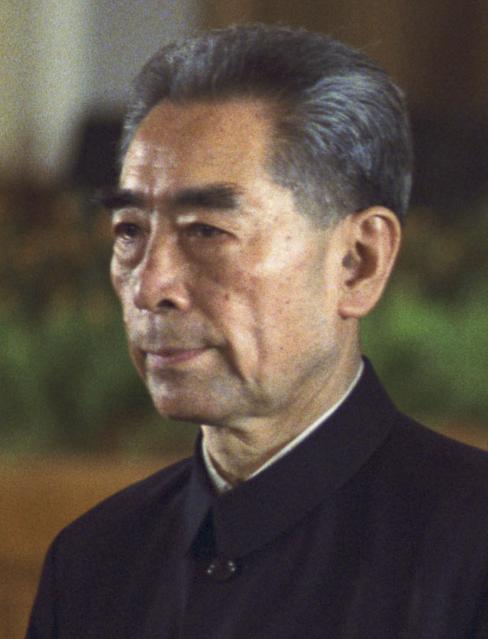 1971年，一名外宾在国宴上偷偷将国宝九龙杯装进了提包。碍于外事面子，工作人员不