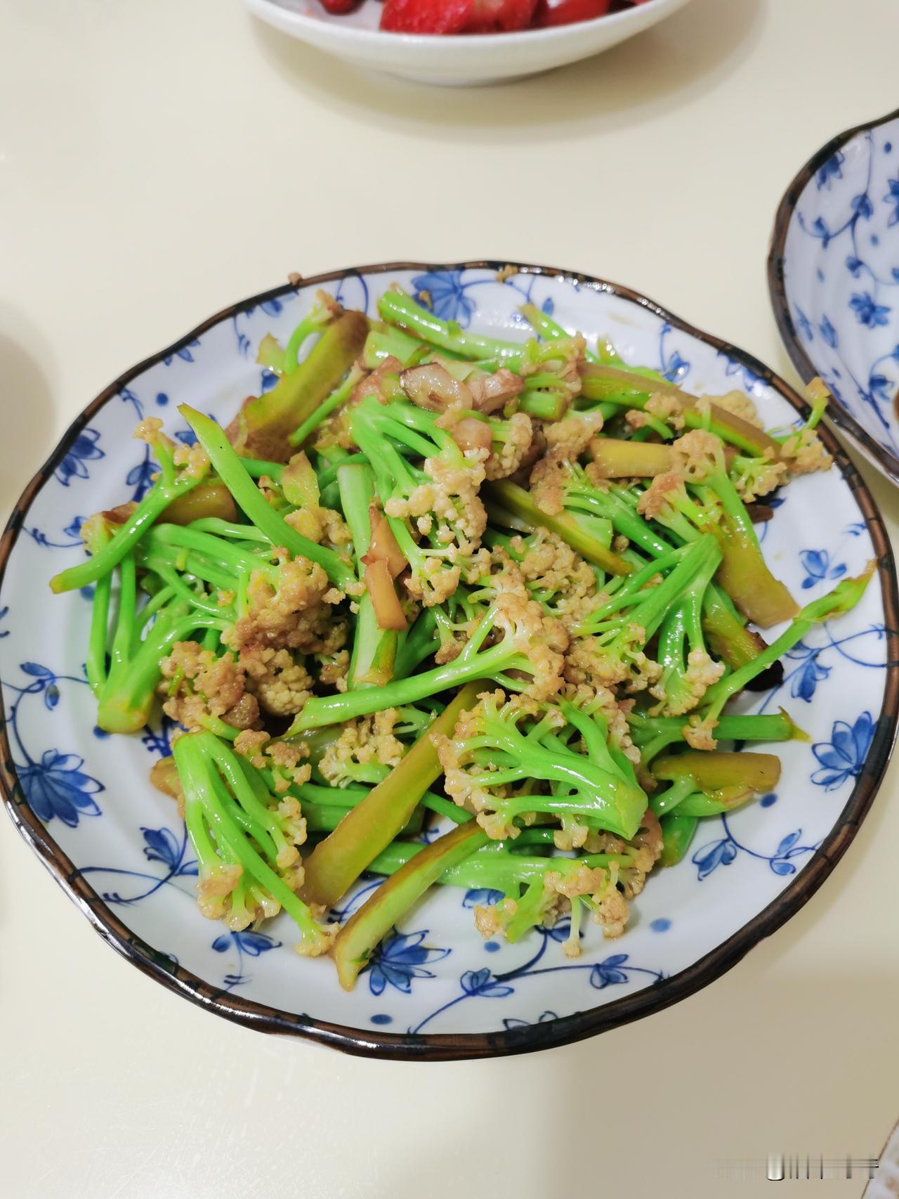 职场人的三餐：早上凑合吃，中午将就吃，晚上加班陪电脑吃。