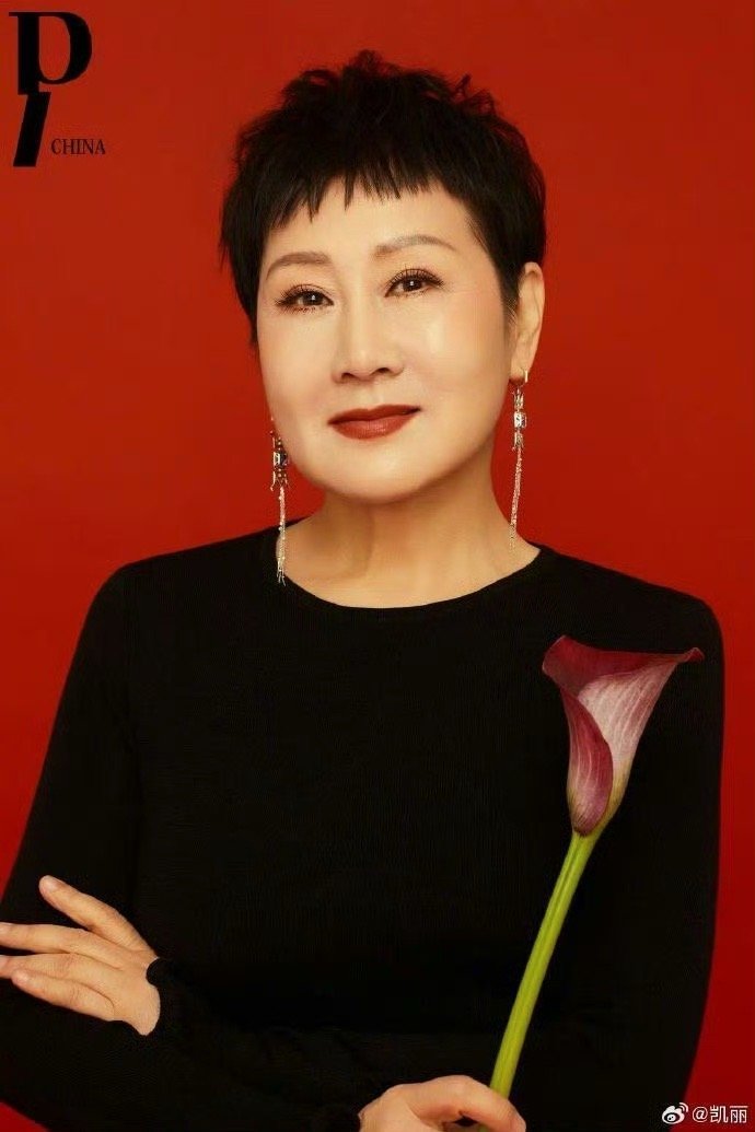 张凯丽 大女主气场 张凯丽这套图让人看到年龄的另一种可能，不是衰退是沉淀。笑纹里