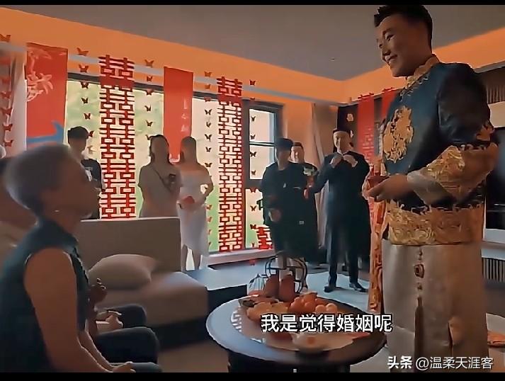 接亲这一幕，这位妈妈的叮嘱真的太戳人了。她反复跟新人讲：婚姻不是去找一个完美的人