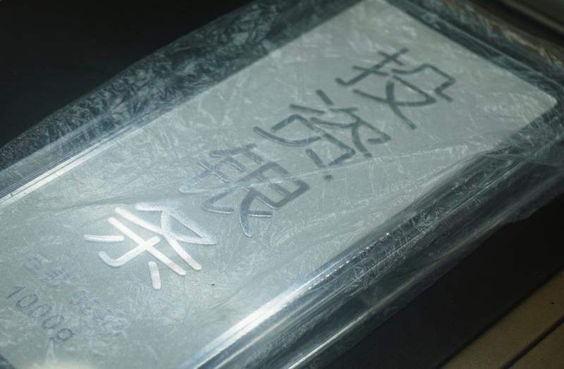 最近现货白银价格那叫一个疯狂，不是暴跌就是暴涨。12月30日晚，白银经历“史诗级