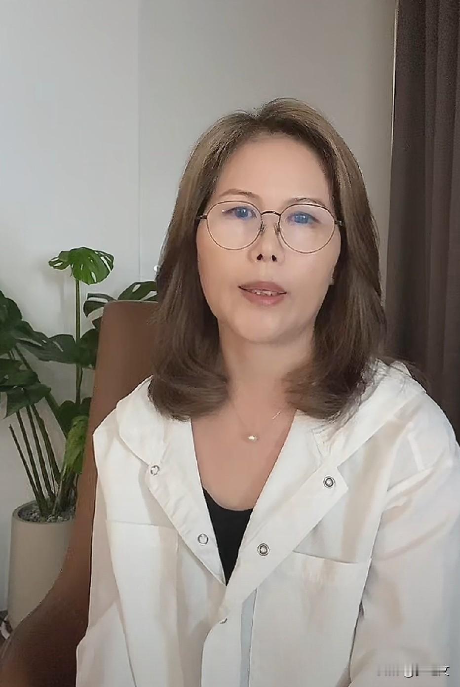 小杨阿姨越来越气质了，没想到他在小菲家已经工作快20年了，在北京8年，在台11年