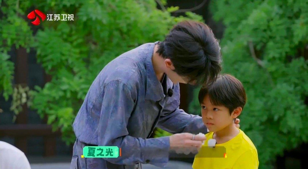 夏之光给小朋友擦鼻血《TF家族宿舍遭私生闯入》江苏卫视综艺温情镜头，夏之光化身暖
