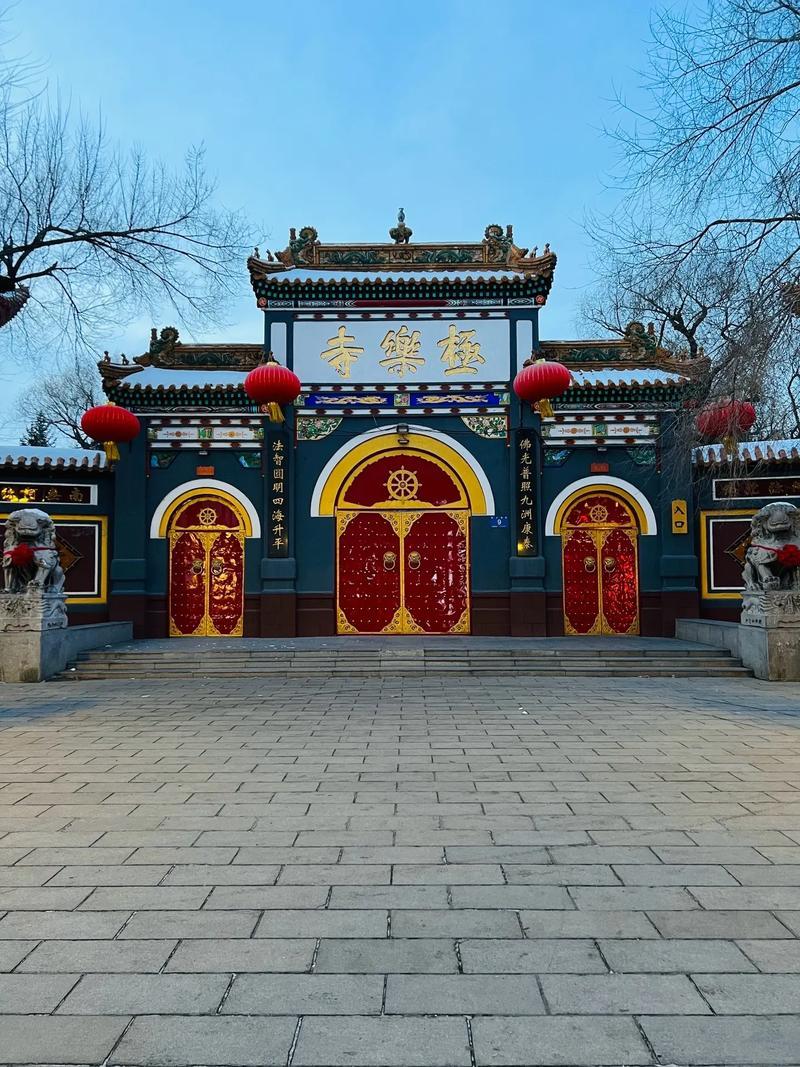 咱哈尔滨有个特有名的古寺，叫极乐寺，它可是东北四大寺庙之一，跟长春般若寺、沈阳慈