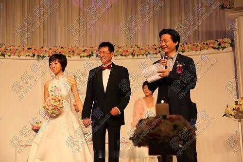 张怡宁的婚姻选择也是有时代气息的选择。2009年认识三个月后她就选择和徐威结婚徐
