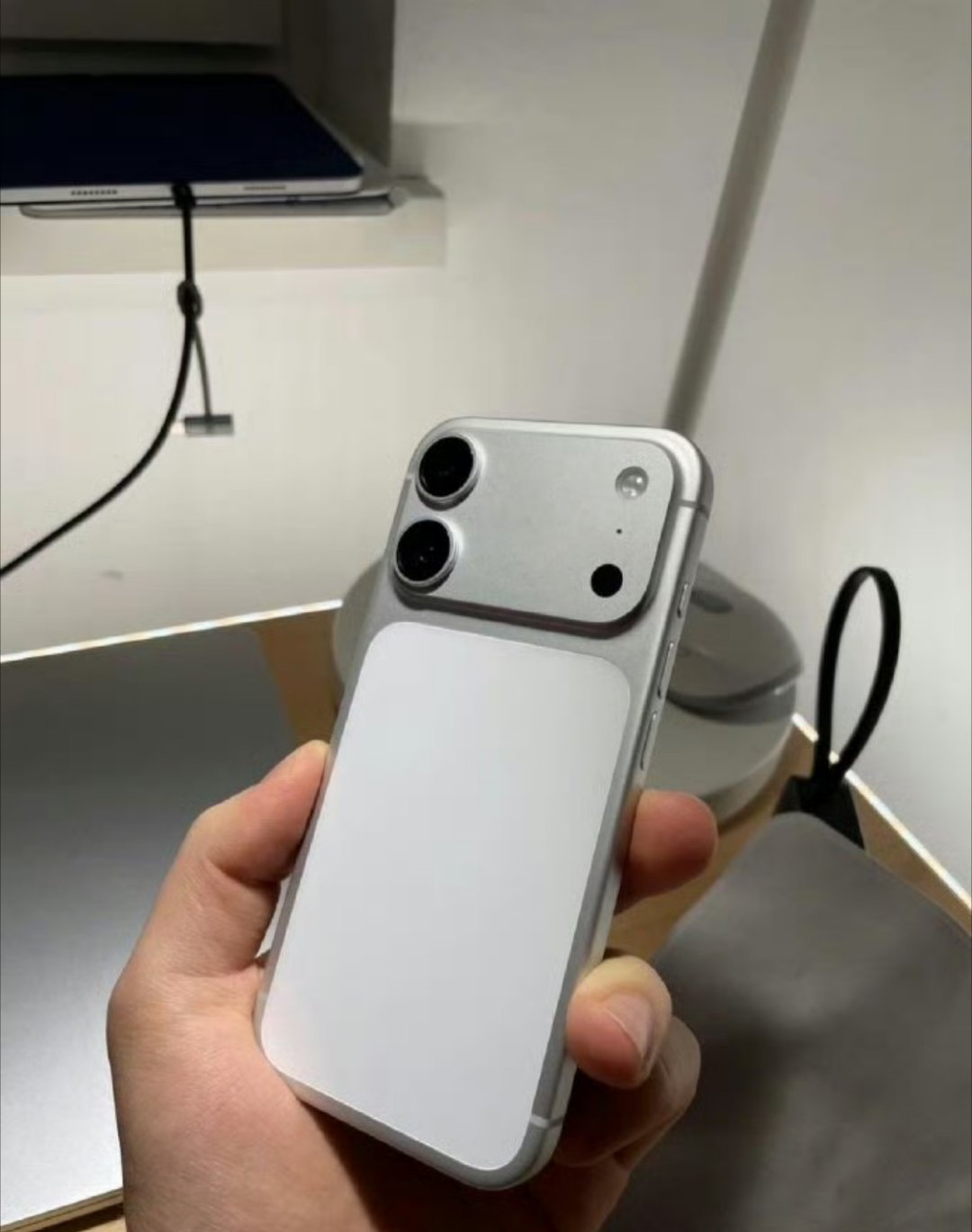 iPhone18标准版神似17Pro如果真长这样，5999应该能卖爆。 