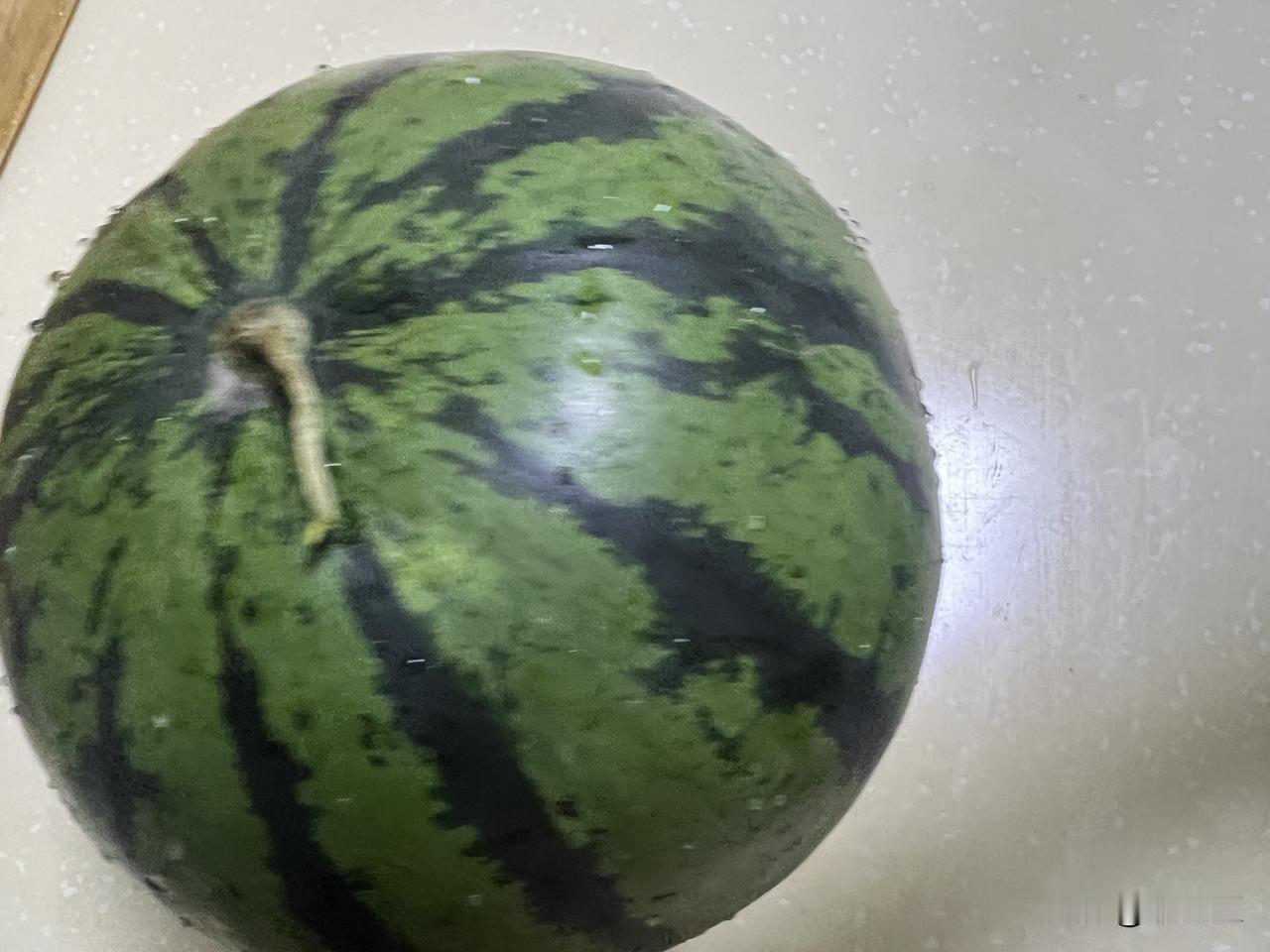今天在马路边买了一个西瓜，竟然被一个小孩哥给整不会了
今天在兰州安宁区一个马路边
