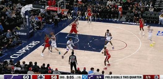 他也累了！哈登三分投了个三不沾！
在今天NBA常规赛快船对阵爵士的第三节比赛中，