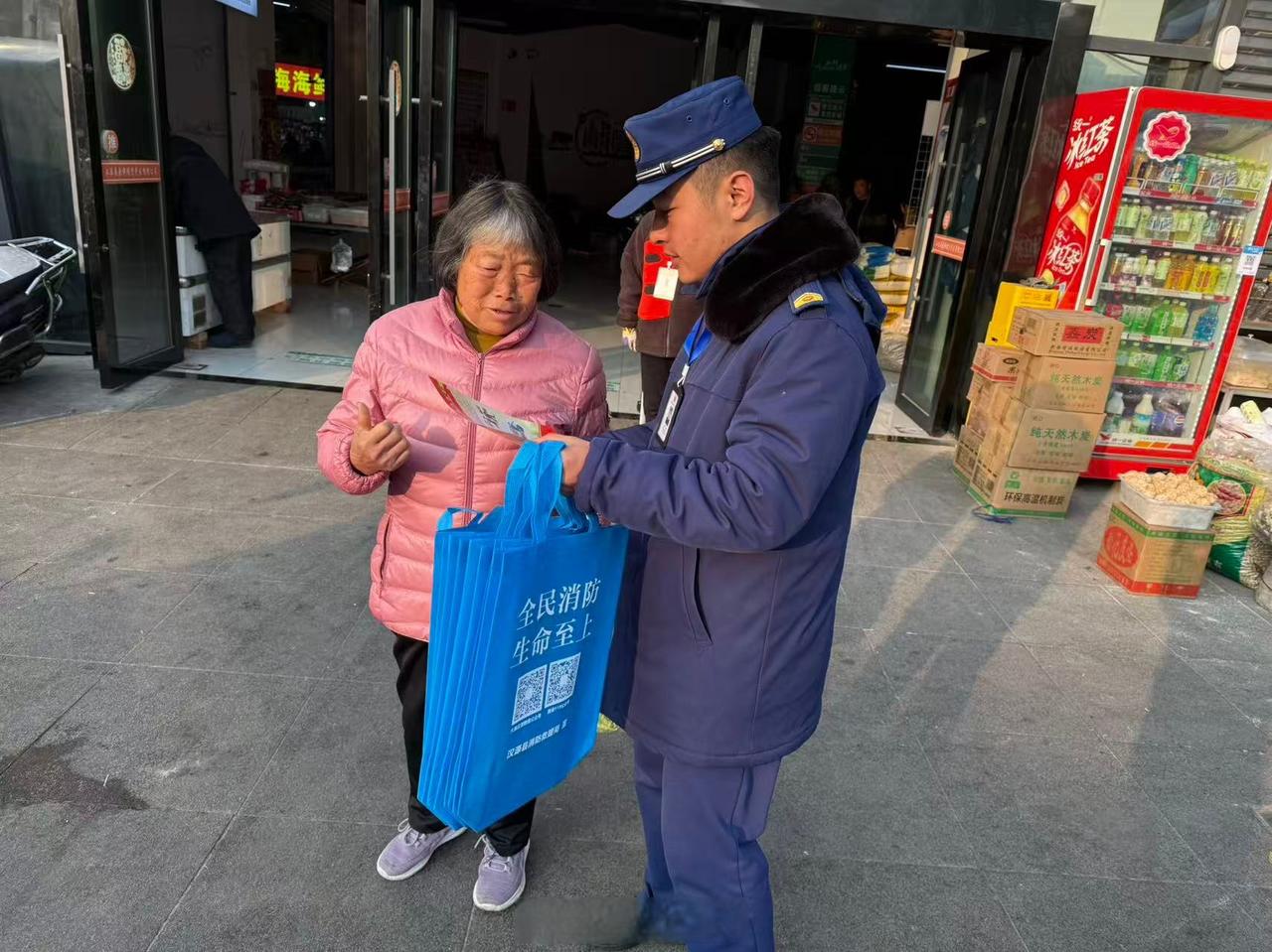 春运里的广安“故里蓝” 川川一线事 春运期间，广安消防  “故里蓝” 消防志愿服