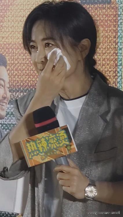 贾玲为《热辣滚烫》付出好多。电影《热辣滚烫》新春拜年会上贾玲瘦身后首次公开亮相，