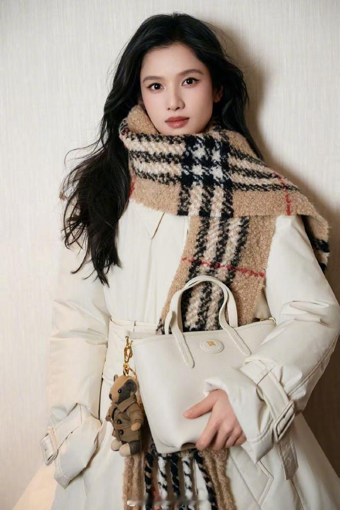 张婧仪Burberry红风衣 新年购物look被婧仪狠狠拿捏！一袭红风衣既喜庆又