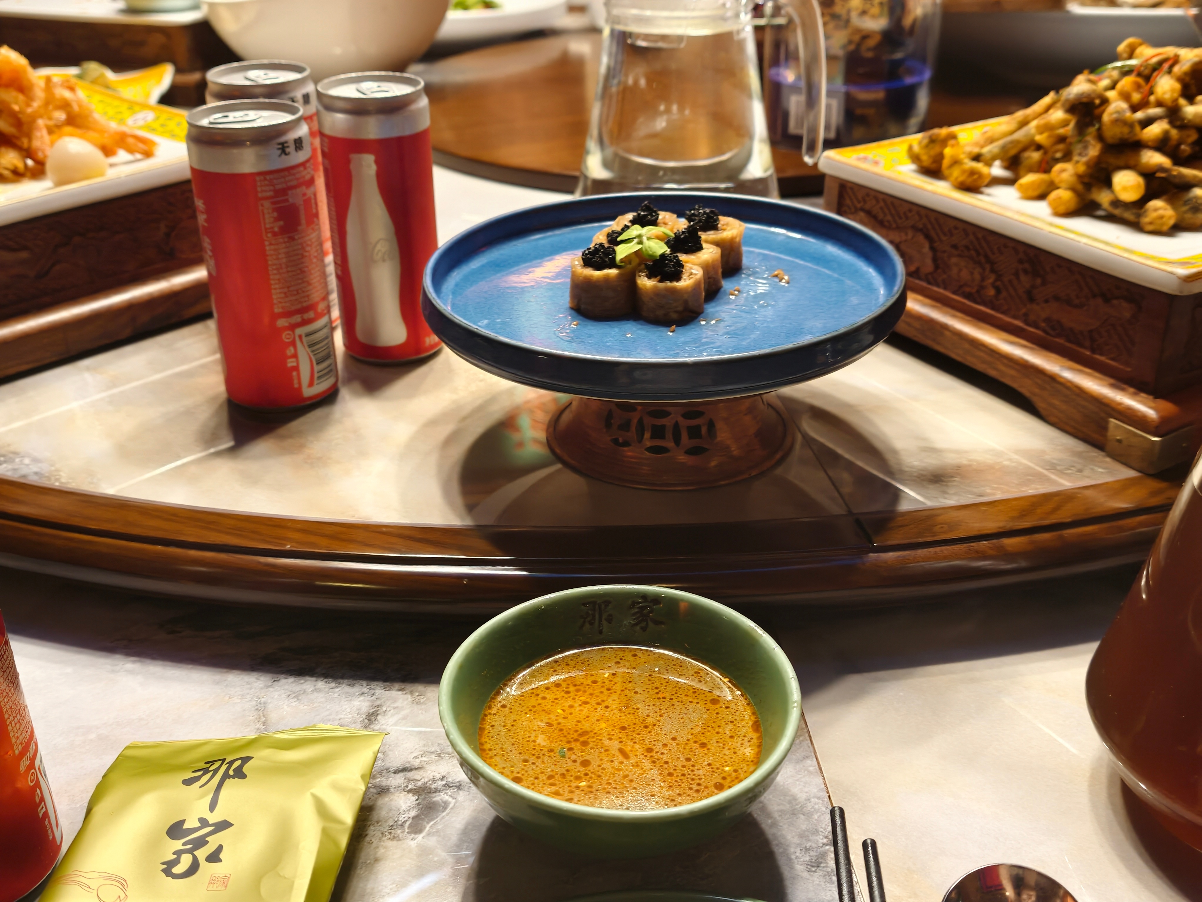 减肥外食怎么吃！面前放一碗水，菜全部过水，涮一层油换一碗，美滋滋。 