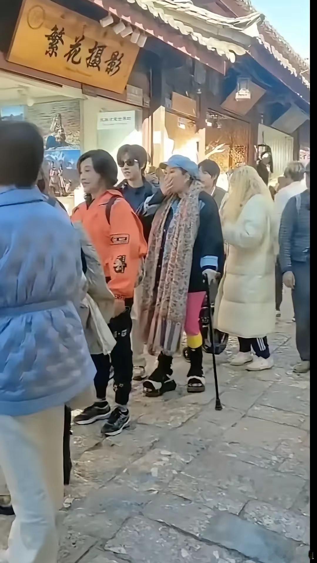 向太是穿着秋裤出来了吗？刘晓庆穿搭最舒服，有钱人的审美也是一言难尽啊！ 