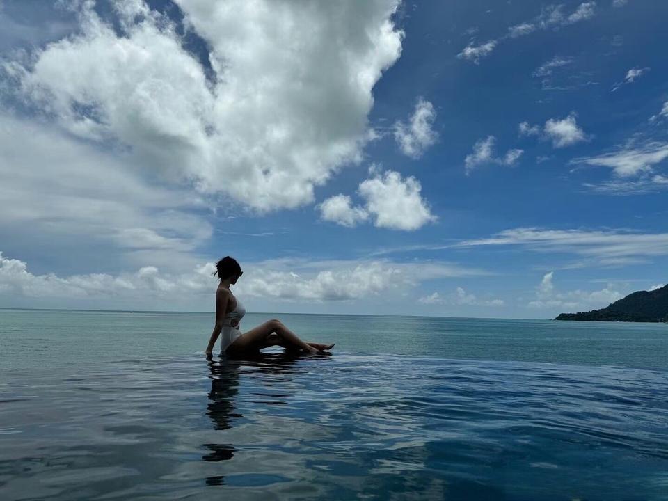 有人等你到现在，而你有谁等？dou上热门 无边泳池 穿搭 御姐