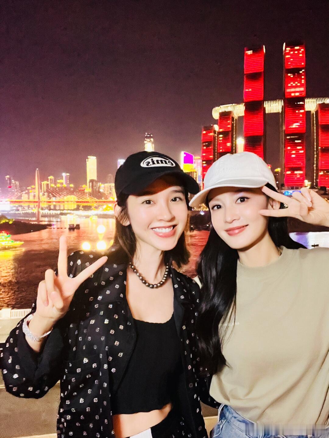 #张若昀唐艺昕李沁聚餐吃火锅#李沁与唐艺昕聚餐吃火锅，张若昀帮拍照，糖糖穿露脐装