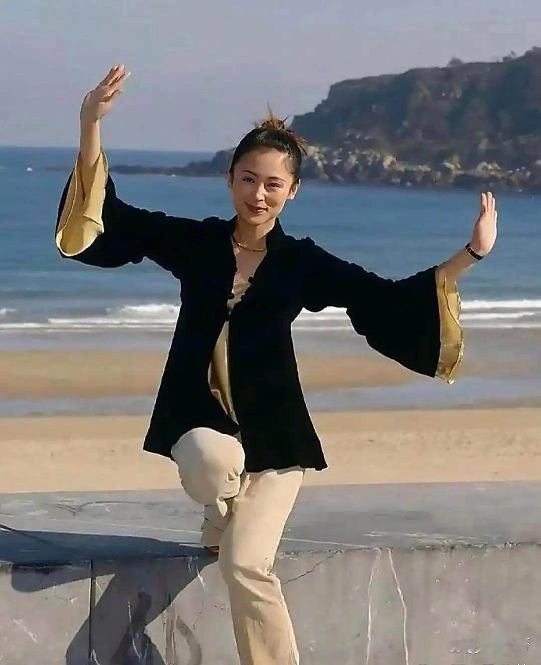 陈红年﻿轻时那颜值真不是吹的⁠，难怪大导演陈凯歌﻿当年﻿﻿⁠被她迷得死死的。 